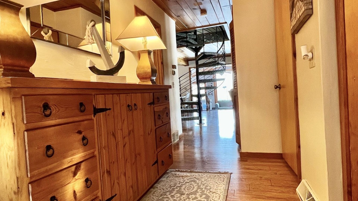 Poynette House | Cozy lake house with a hot-tub!