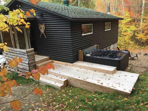 Huberdeau House | Cozy Lake Loj + Hot Tub & Fire Pit