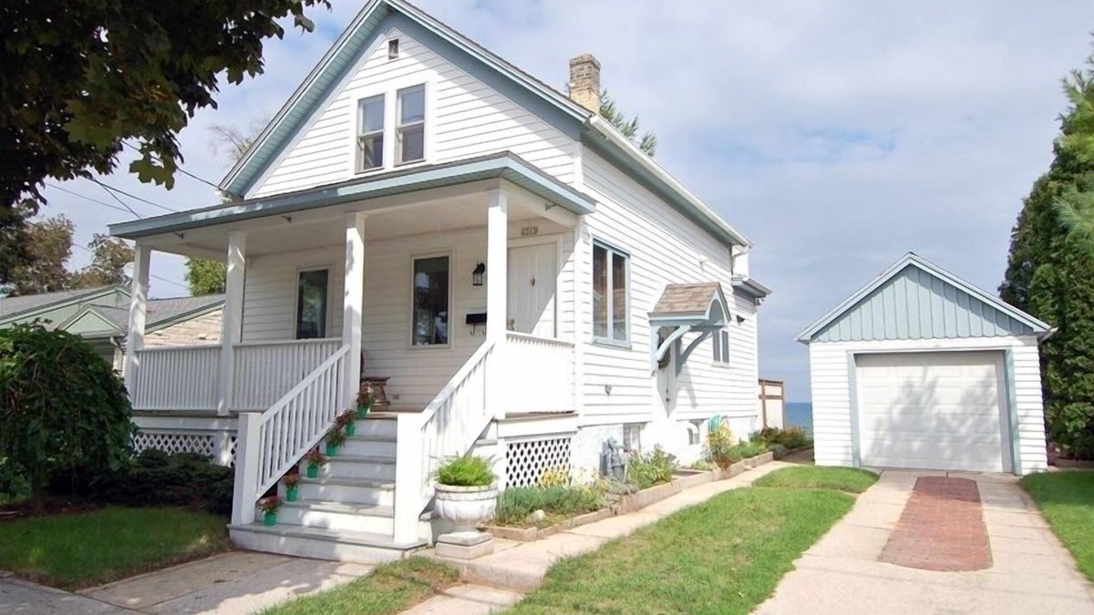 Sheboygan House | Cozy Lake Michigan Cottage Direct Lakefront Views of Lake Michigan Premier Host!