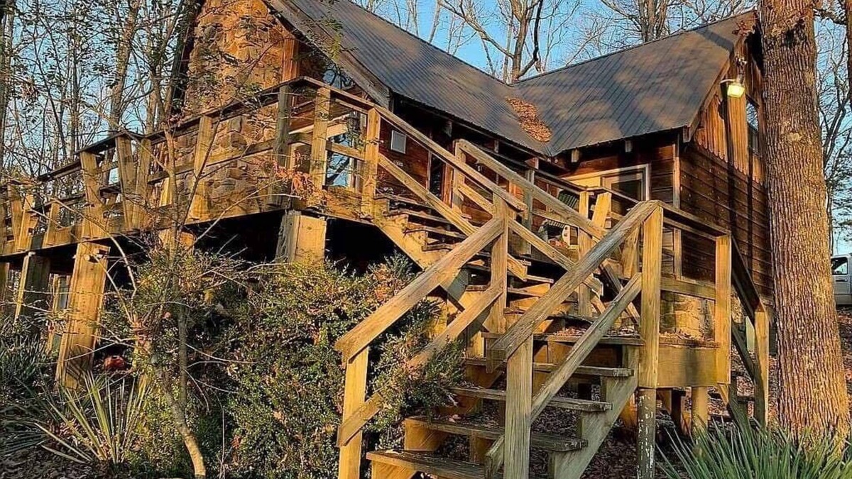 Drasco House | Cozy lake retreat at Tannenbaum Golf Club. Perfect for viewing the Eclipse!