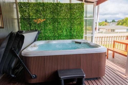 Hamurana House | Cozy Lake Retreat Lake Views & Amazing Games Room