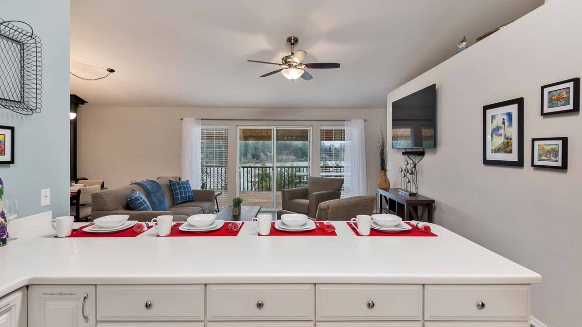 Florence House | Cozy Lake Retreat with Stunning Views! 2 separate Living areas, Pet Friendly.