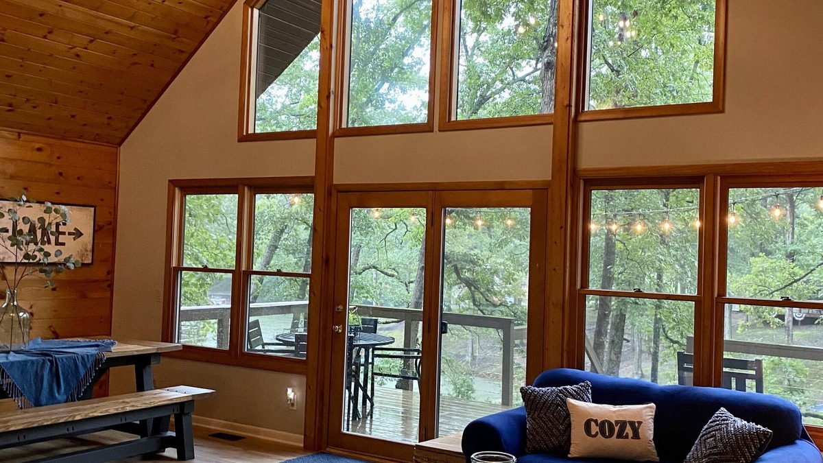 Effingham Cottage | Cozy Lake Sara Year-Round Cottage- Amazing beach and lake-side restaurants.
