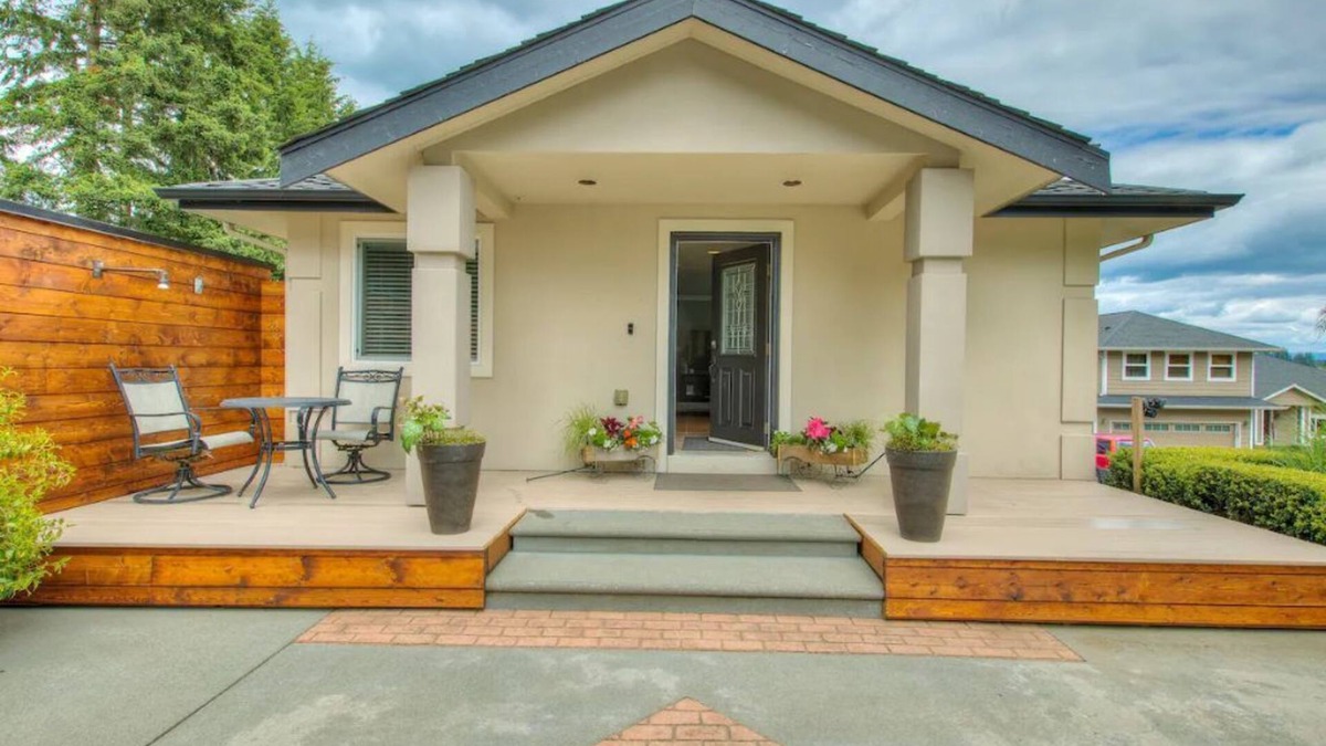 Bonney Lake House | !Cozy Lake Tapps guesthouse with Fireplace!