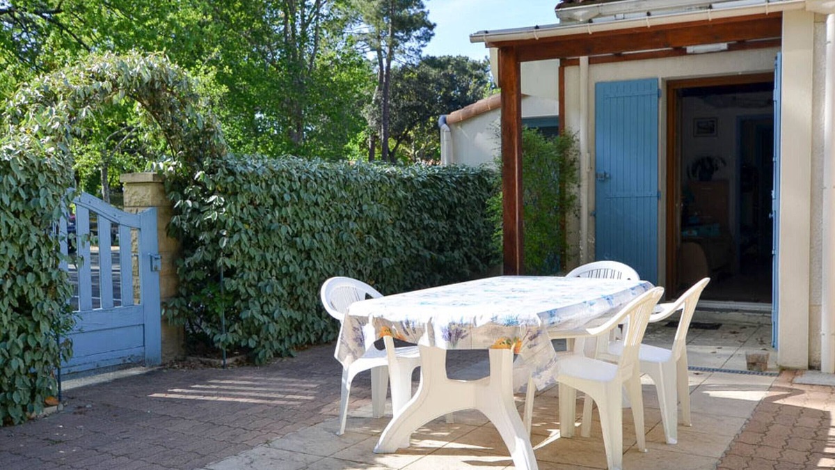 La Palmyre House | Cozy Lakefront 3BR Home with Terrace, BBQ, and Private Parking - Close to Beach & Shops