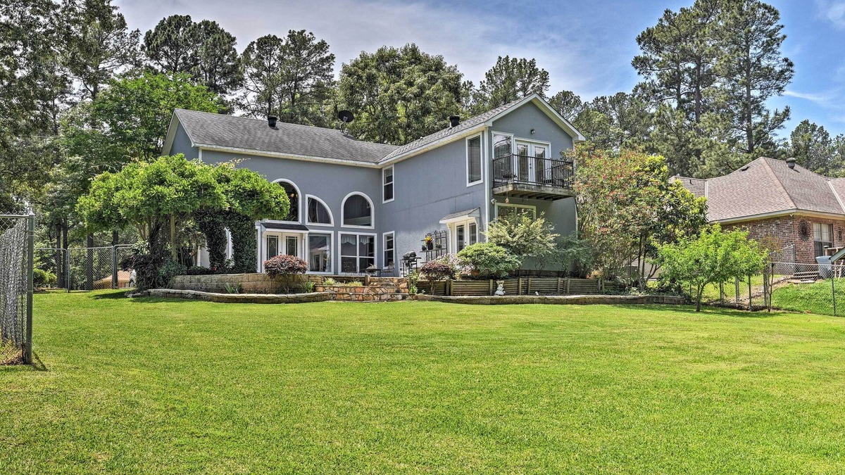 Benton House | Cozy Lakefront Benton Home ~ 20 Mi to Shreveport!