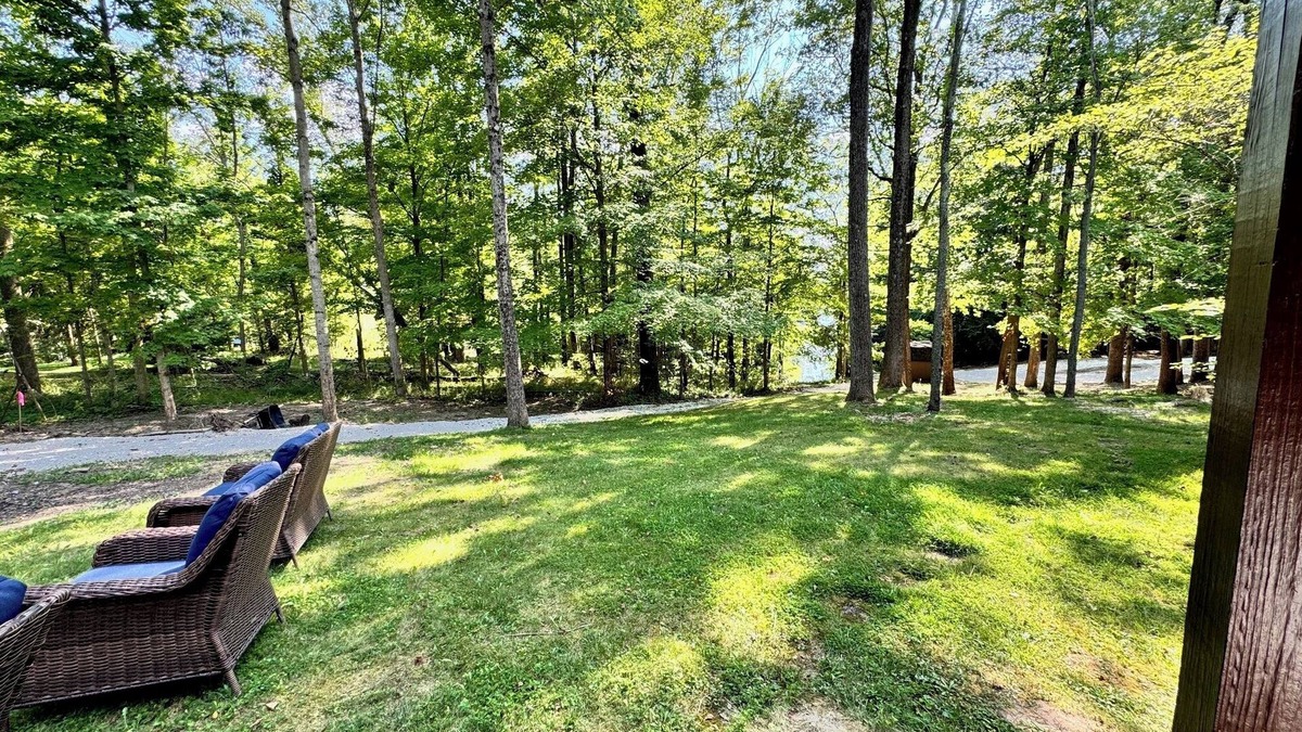 Bellmore Cabin | Cozy lakefront cabin with kayaks