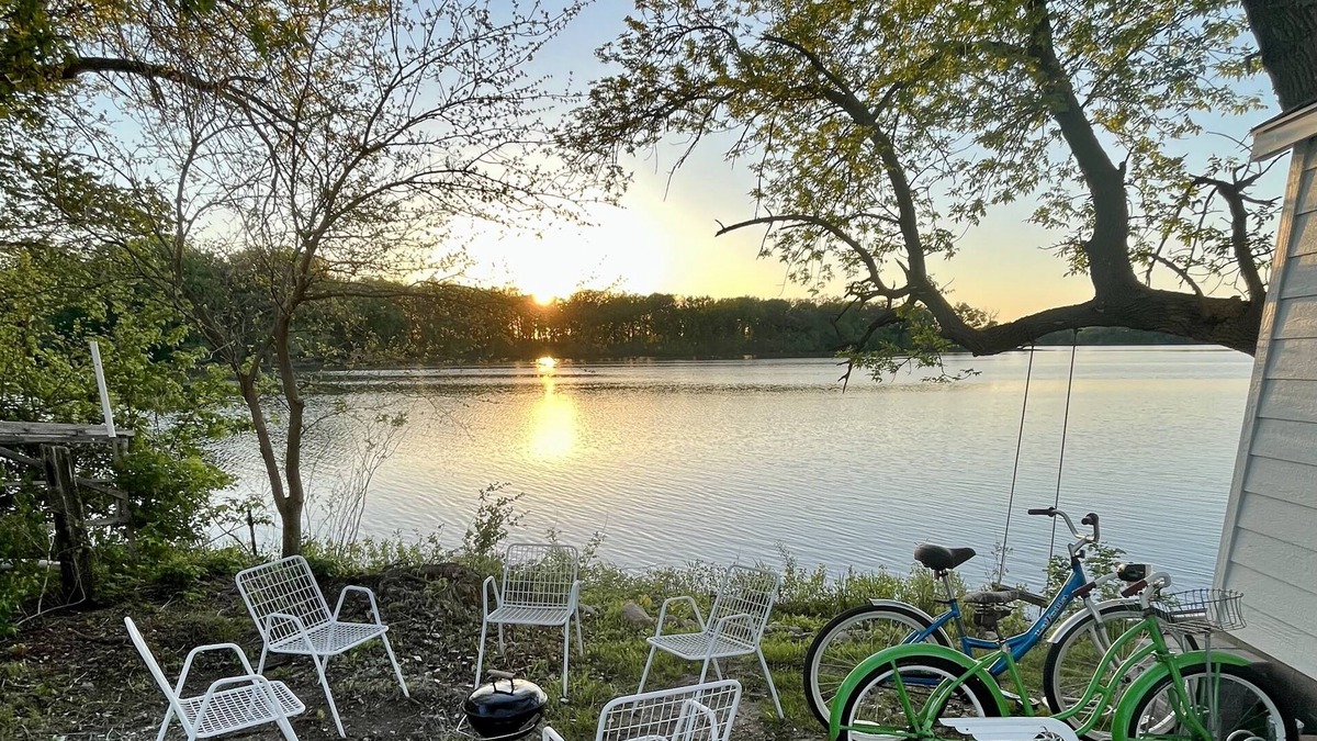 Spirit Lake Cabin | Cozy lakefront cabin - on both Big and Little Spirit Lake