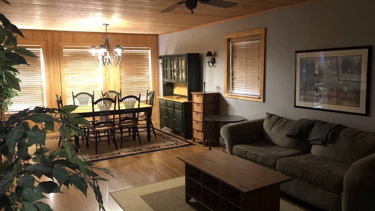 Deka Lake Cabin | Cozy lakefront cabin