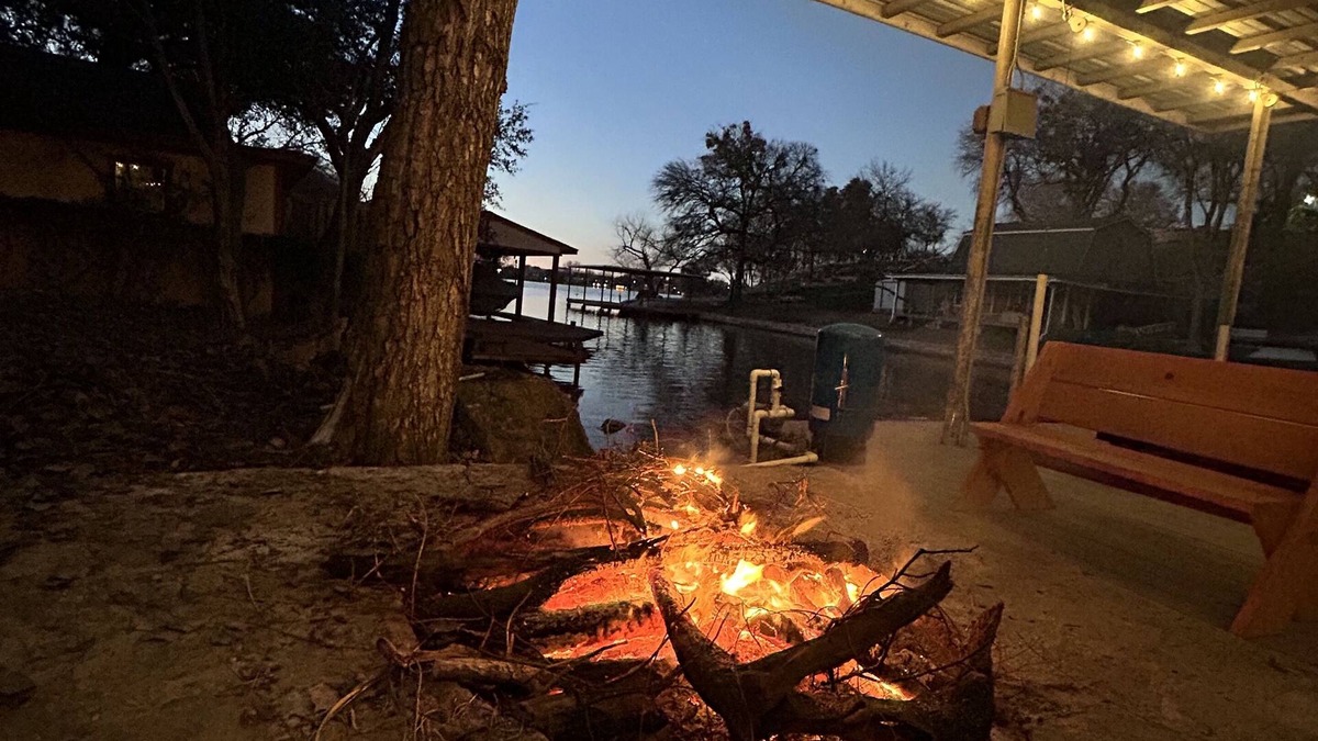 Granbury Cabin | Cozy lakefront cabin. Huge 🎣 dock, kayaks, nature & views!Bring your jet skis!