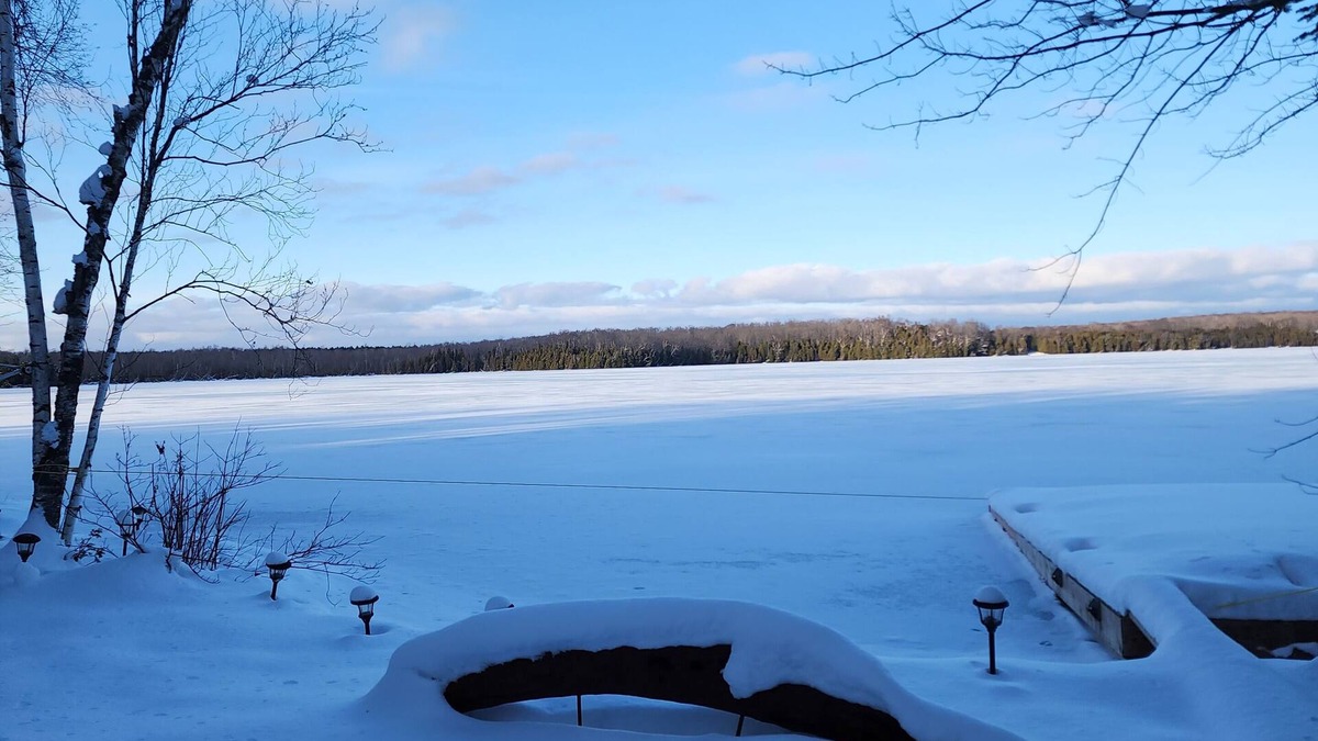Georgian Bluffs House | Cozy lakefront cottage w/hottub for all your family relax.