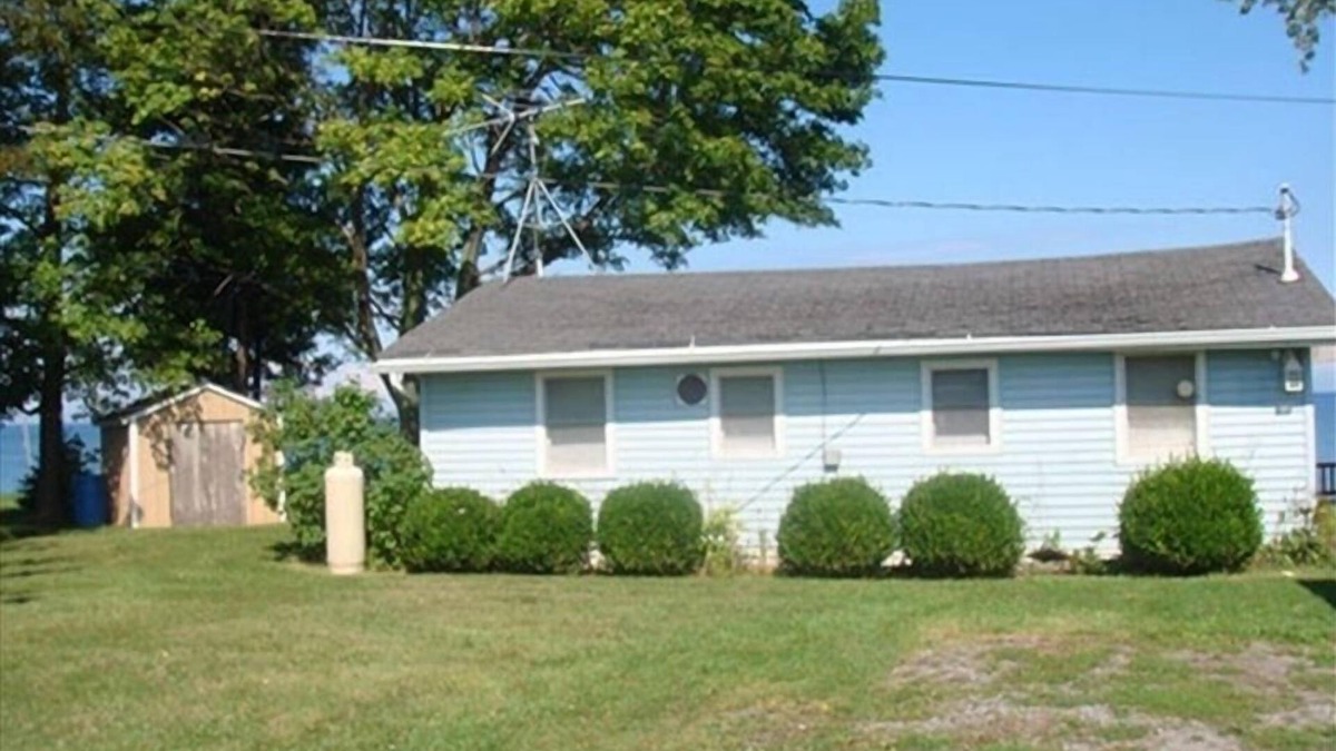 Town of Yates Cottage | Cozy Lakefront Cottage 60 Minutes from Niagara Falls