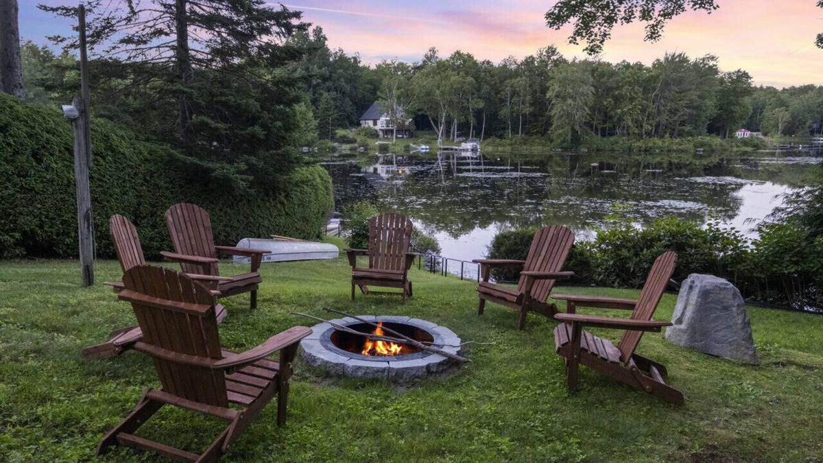 Washington House | Cozy Lakefront Cottage