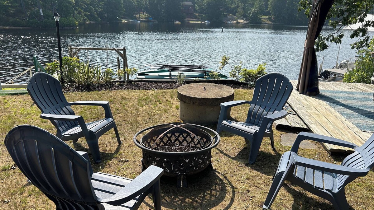 Winchendon House | Cozy Lakefront Cottage