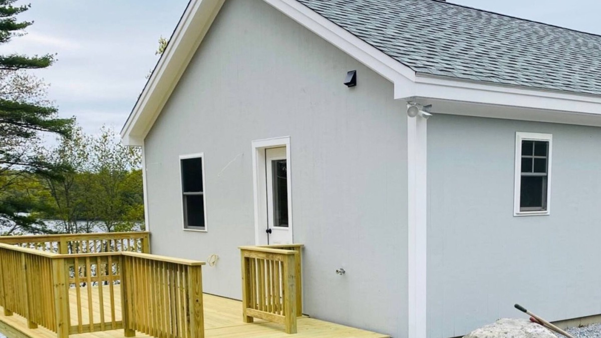 Newcastle Cottage | Cozy Lakefront Cottage with Stunning Views, Deck, BBQ Grill, and Outdoor Firepit