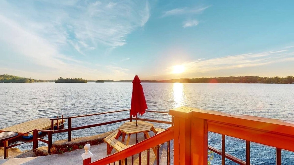 Wollaston House | Cozy Lakefront Cottage