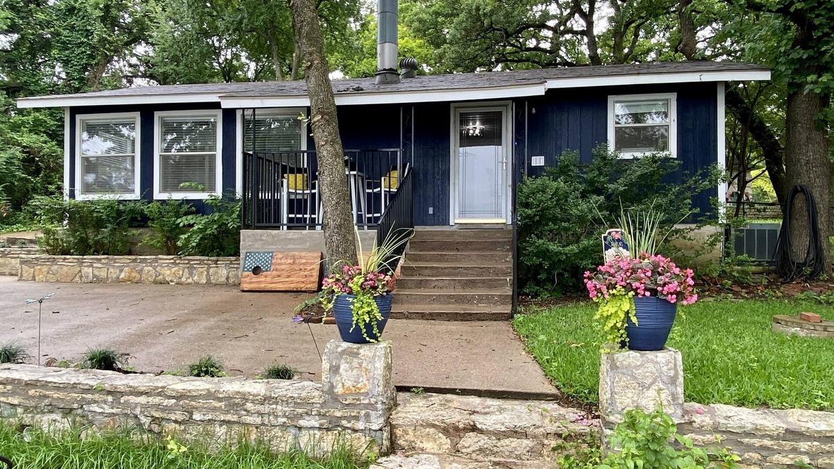 Azle House | Cozy Lakefront Cottage on Eagle Mountain Lake