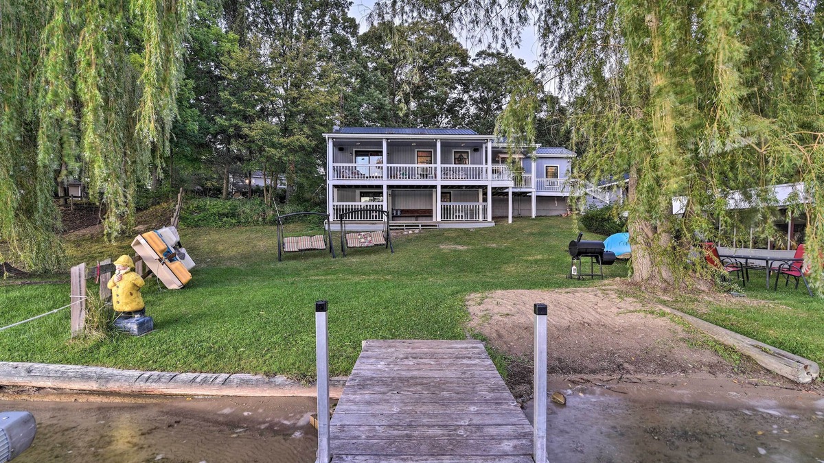Lapeer House | Cozy Lakefront Lapeer House w/2 Paddle Boats!
