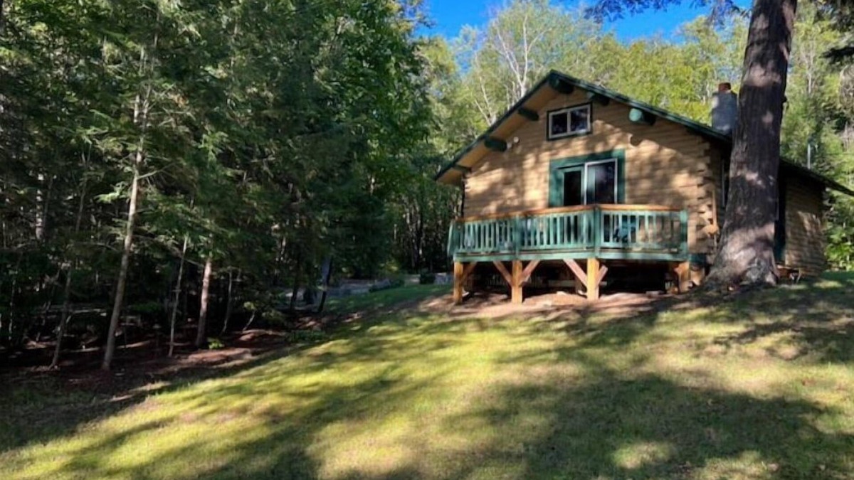 Sherman Station Cabin | Cozy Lakefront Log Cabin