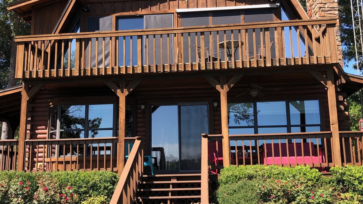 Murchison House | Cozy Lakefront log home on Callender Lake.