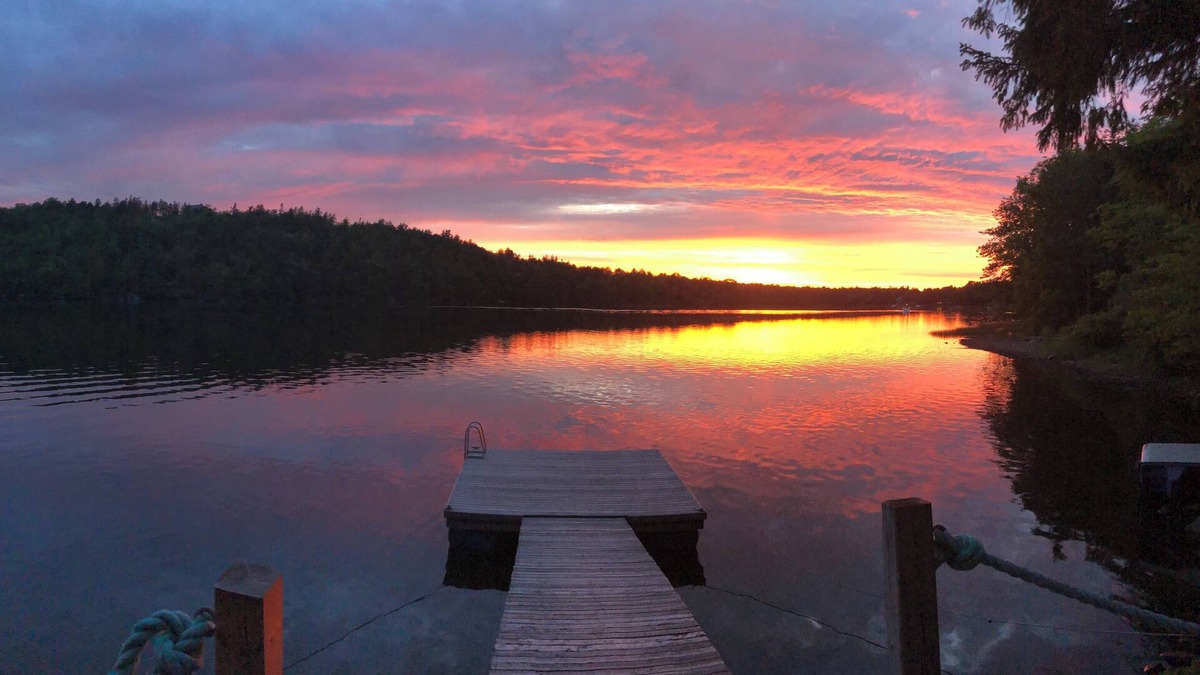 Halifax County House | Cozy lakefront retreat - weekly and short term.