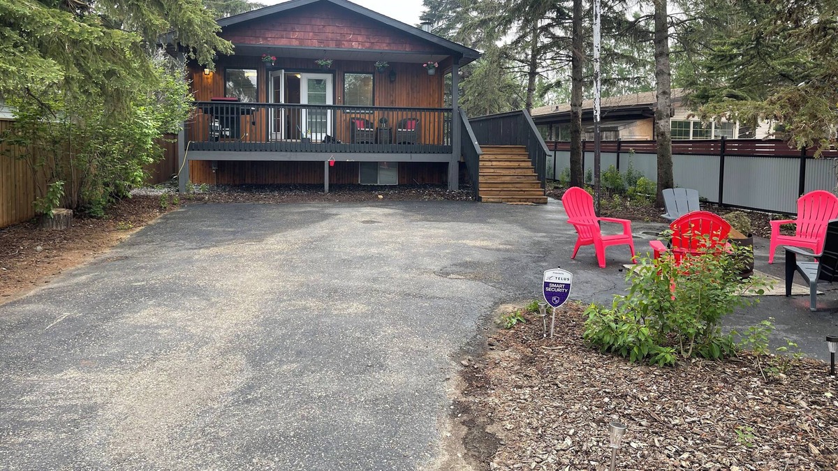 Sylvan Lake Cabin | Cozy lakeshore cabin block from lake