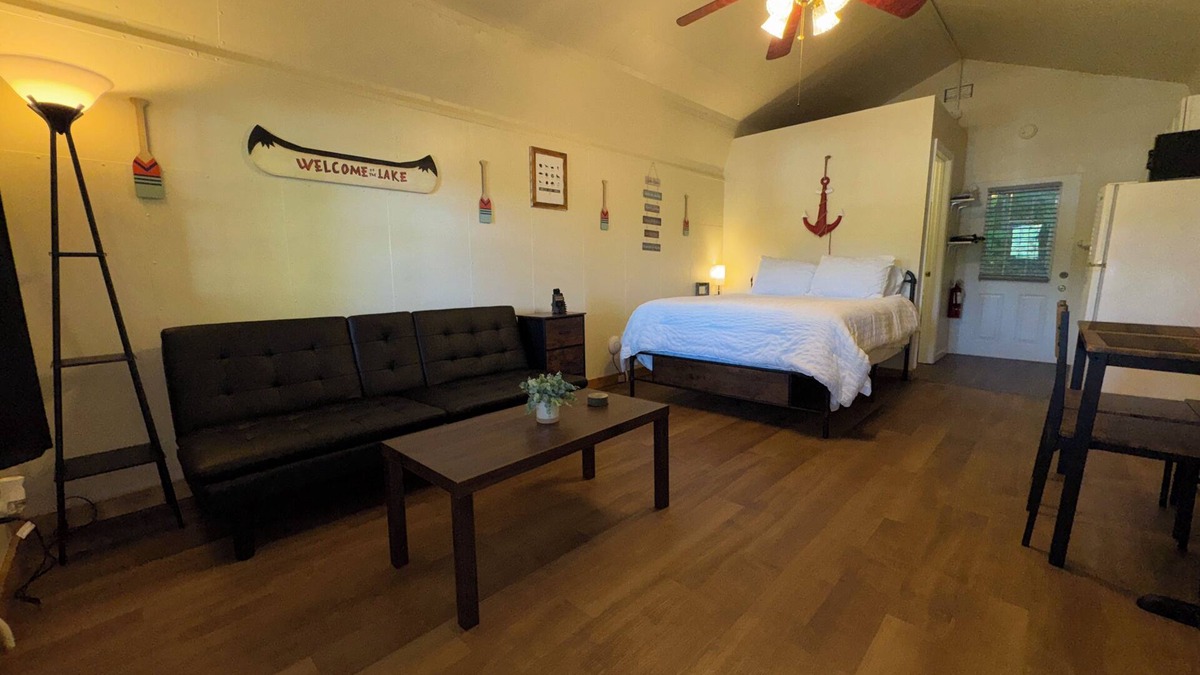 Dandridge Cabin | Cozy Lakeside Cabin 1 Minute Walk From Ship Store & Boat Slips! Rocky
