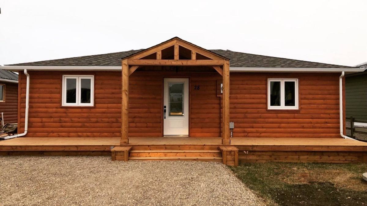 Division No. 3 Cabin | Cozy lakeside cabin 30 minutes from Waterton National Park