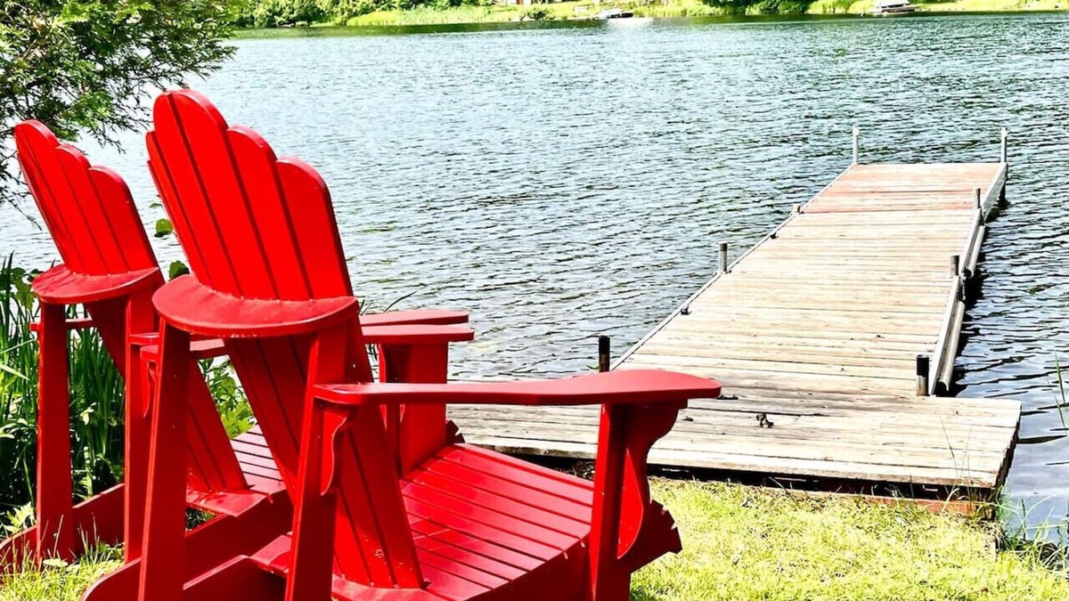 Val-des-Monts Cottage | Cozy Lakeside Cottage