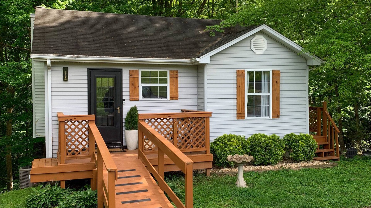 Scottsville Cottage | Cozy lakeside cottage- fire pit/lake access
