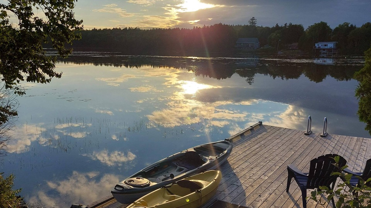 Clifton Royal Cottage | Cozy Lakeside Cottage - Saint John