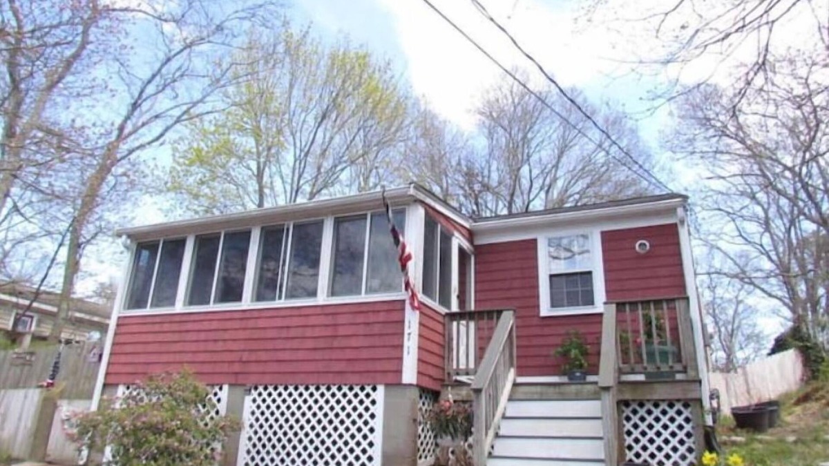 Mashpee Cottage | Cozy Lakeside Cottage Just Steps To The Beach