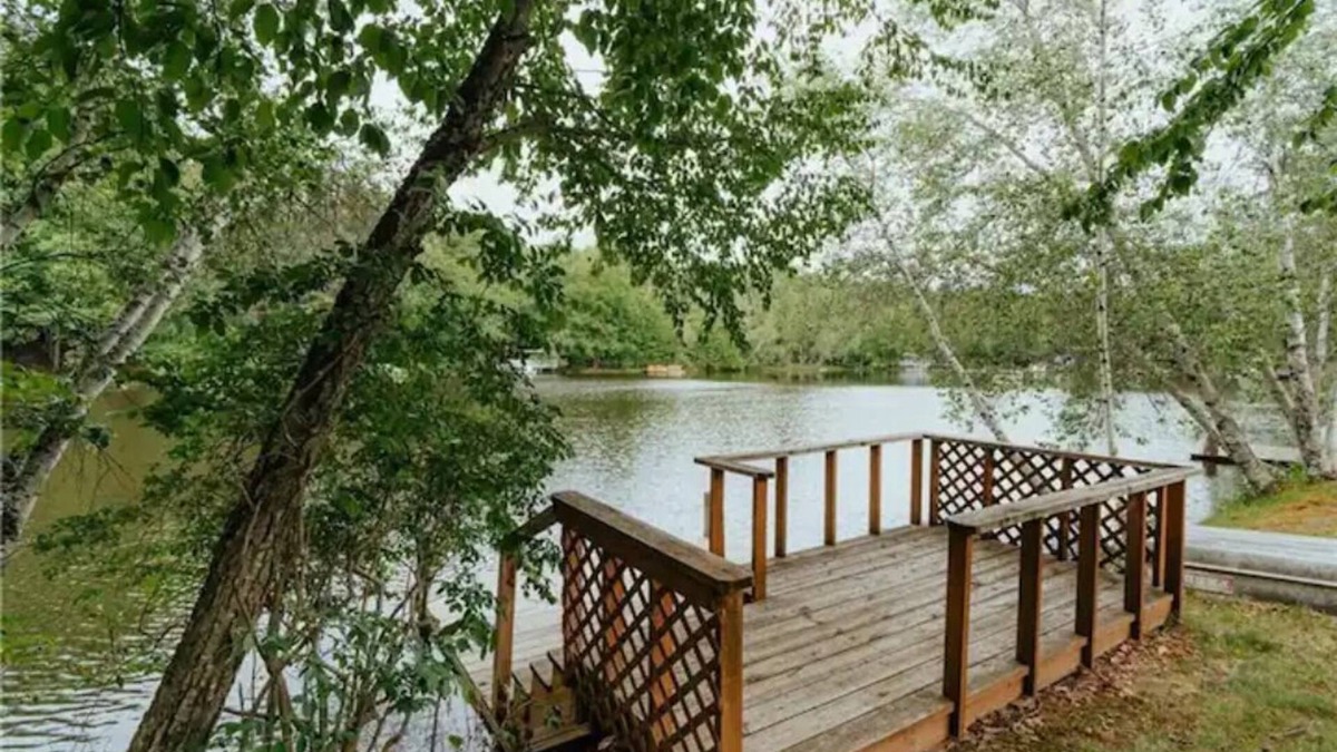 Swan Lake Cottage | Cozy lakeside cottage with modern furniture on a quiet street.