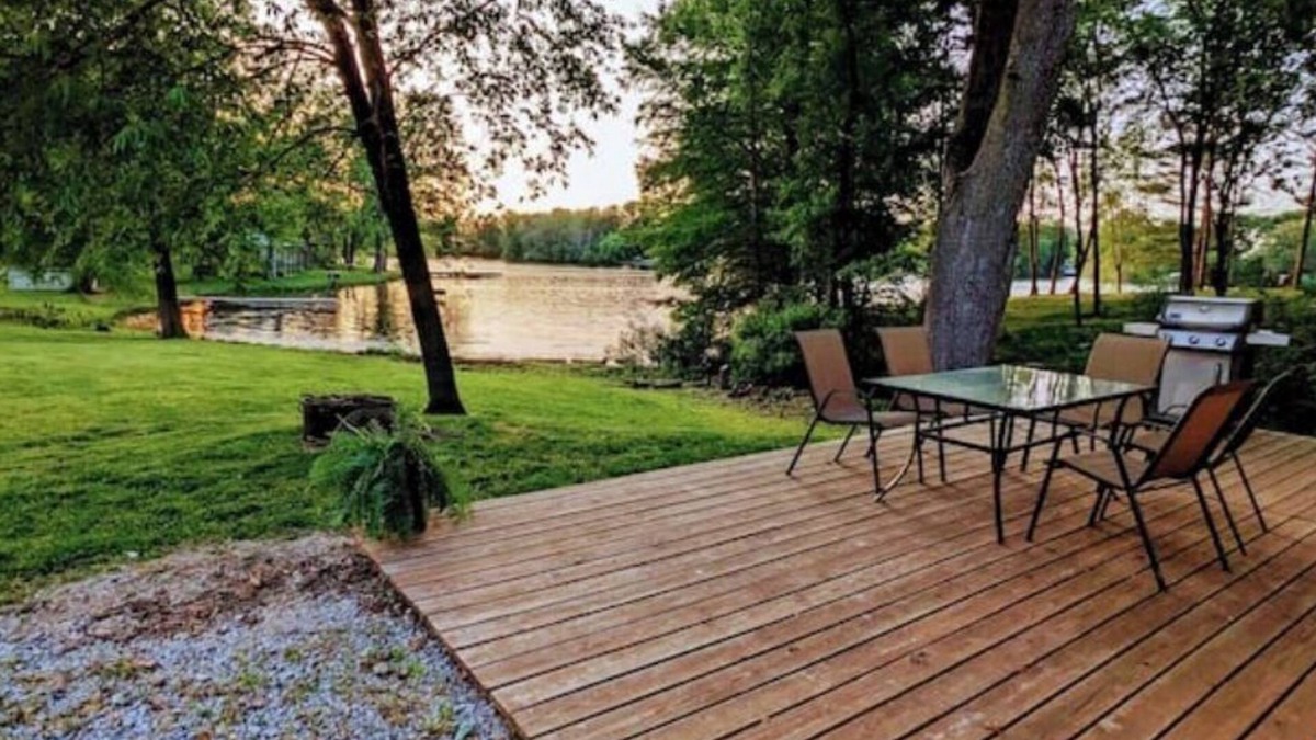 Dundas House | Cozy Lakeside Lodge w/Private Dock and Kids' Kayaks
