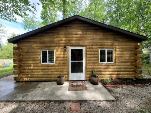 Bitely House | Cozy Lakeside Log Cabin with Kayaks & Arcade Access near Trails in Bitely, Michigan