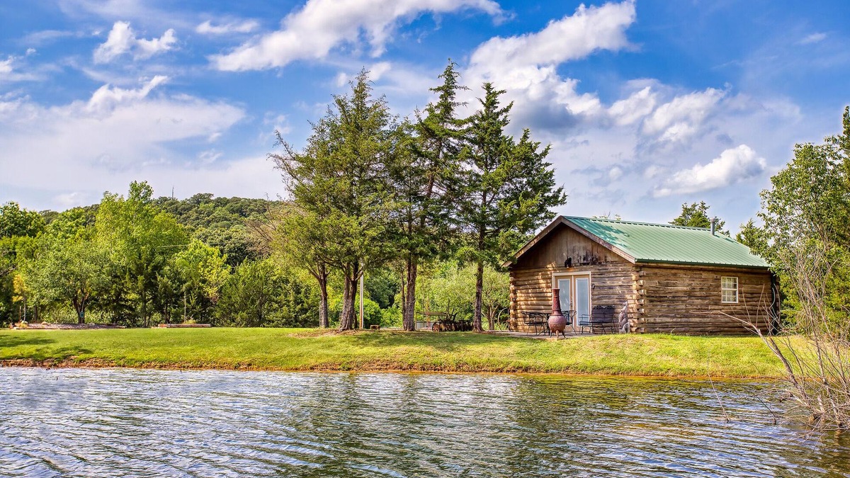 Sand Springs Cabin | Cozy Lakeside Log Cabin Steps From the Lake
