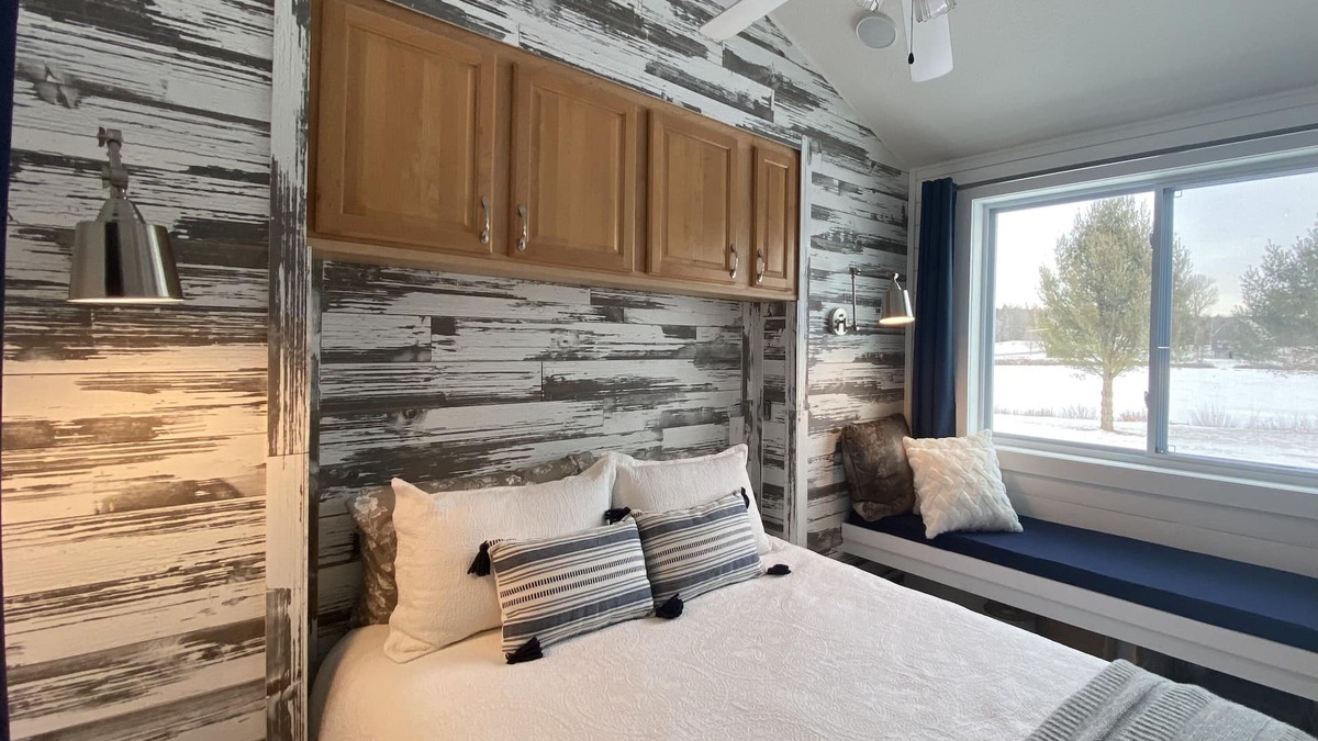 Whitingham House | Cozy Lakeside Tiny Home, Near Skiing with hot breakfast, lunch included