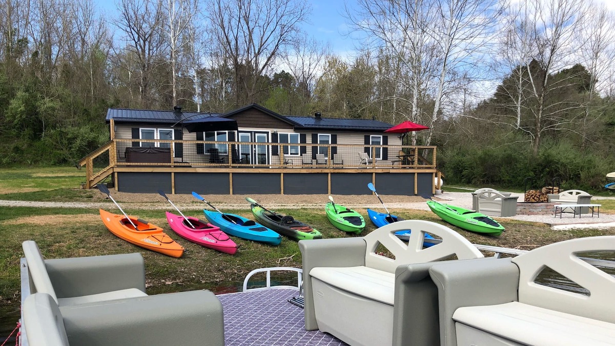 Millwood House | Cozy lakeside w/hot tub, firepit, electric fireplace 3Br 2Ba sleeps 6. Racine OH