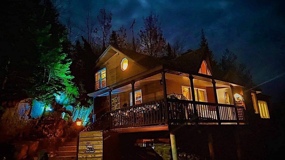 Lac-des-Plages Ski Chalet | Cozy Lakeview Chalet in the Laurentian's.