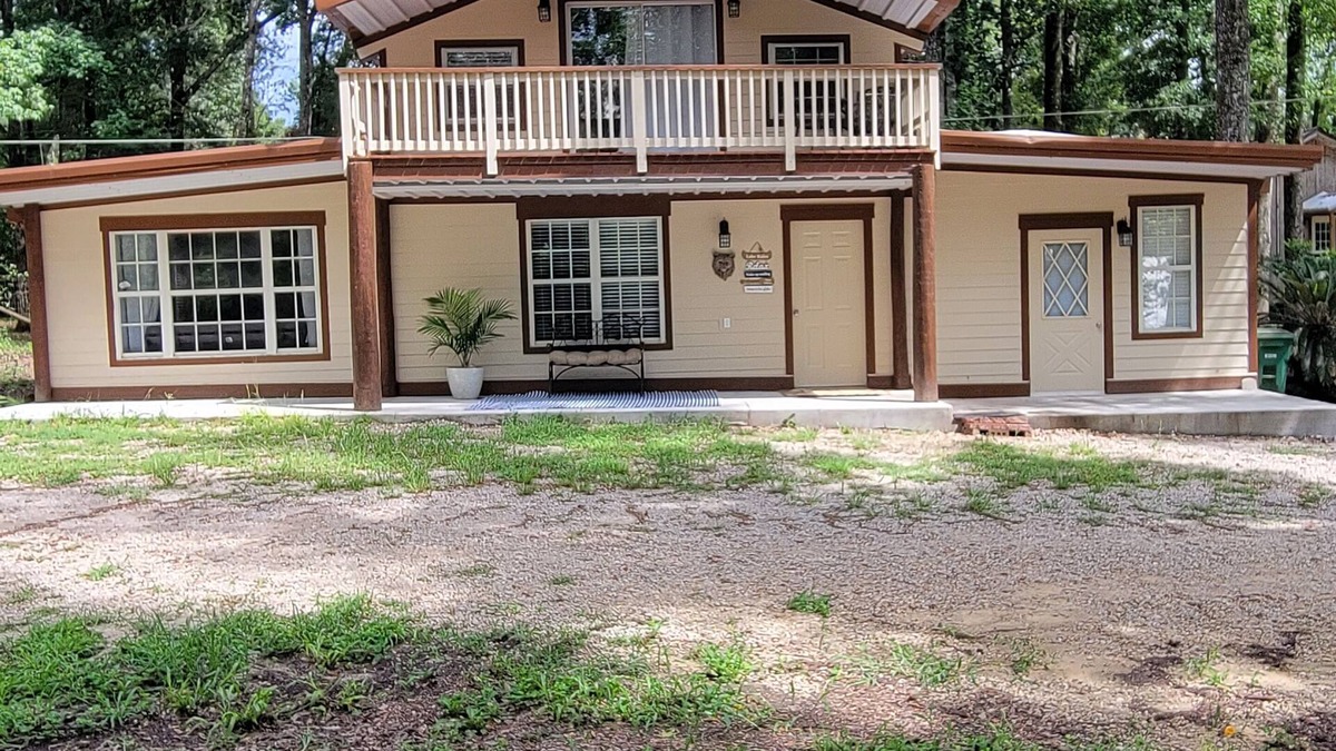 Telogia Cottage | Cozy Lakeview Cottage