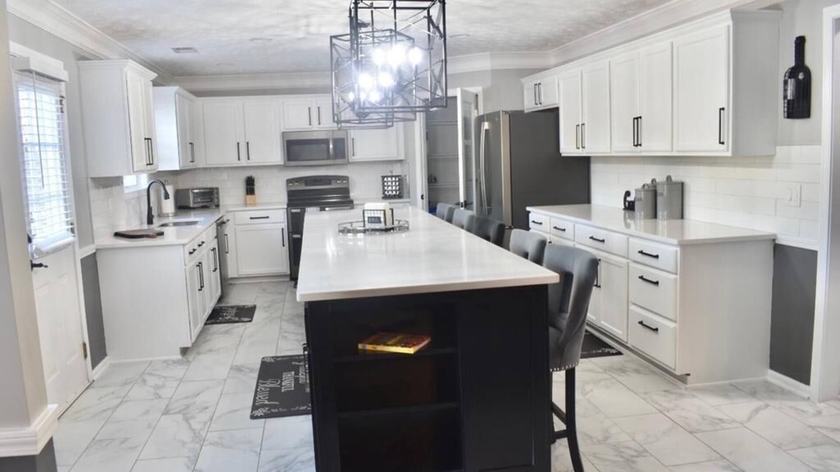 McDonough House | Cozy lakeview home