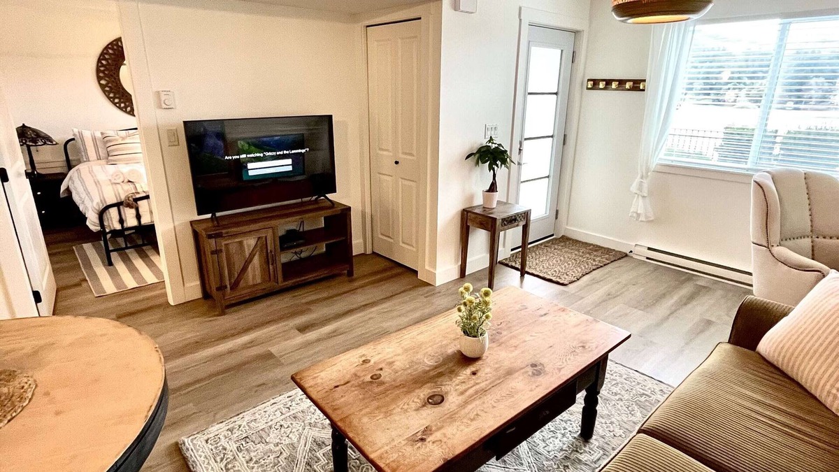 Langford Apartment | Cozy Lakeview Suite - Steps To The Beach & 15 Min To Downtown