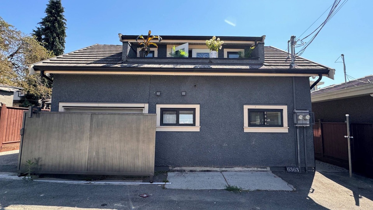 East Side House | Cozy Laneway House that fits 6, perfect for a family getaway. Dog-friendly!