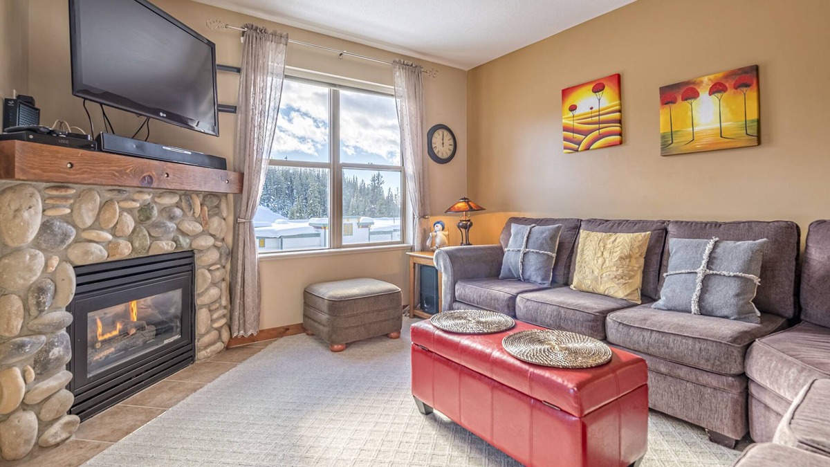 Silver Star Mountain Condo | Cozy Large Corner Condo in Creekside with Shared Outdoor Hot Tub, Pet Friendly!