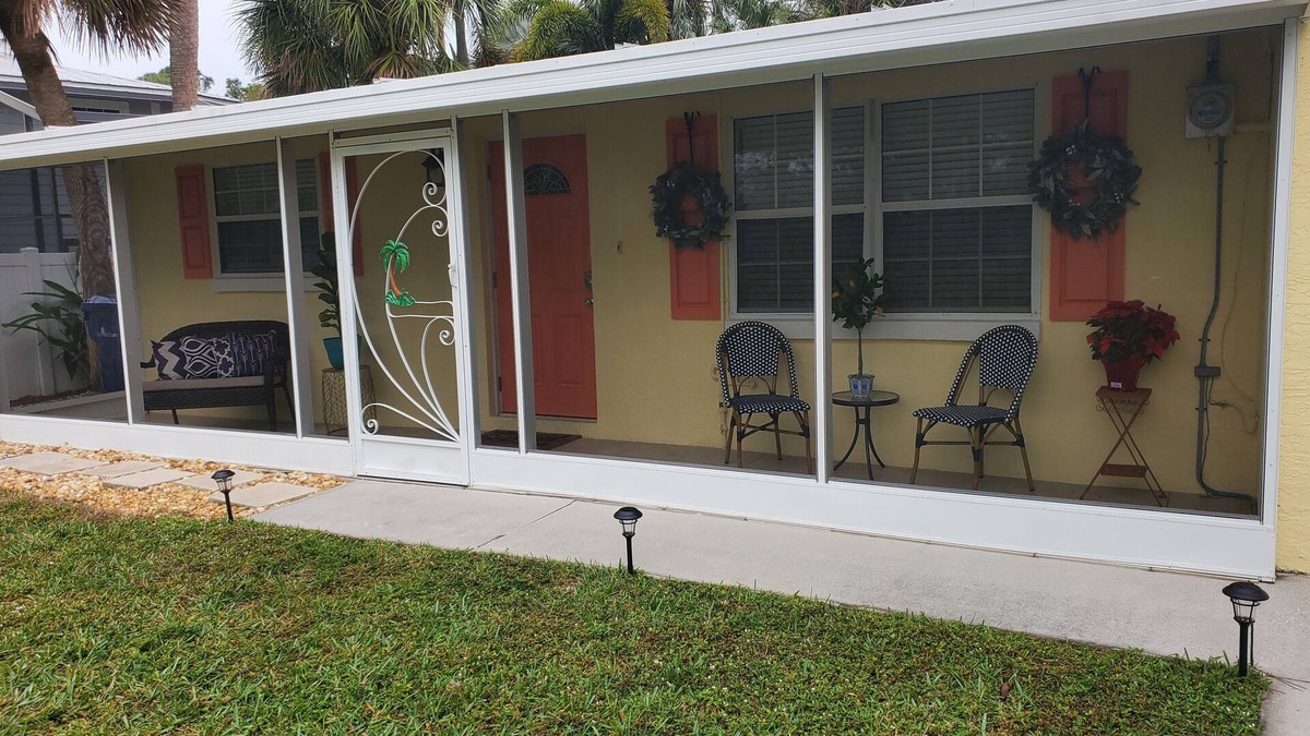 Englewood House | Cozy Lemon Cottage.minutes from the beach and our annual Waterfest!