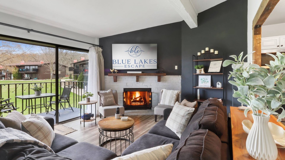 Lake Geneva Condo | Cozy LG Retreat! King Bed! Fireplace! WiFi!