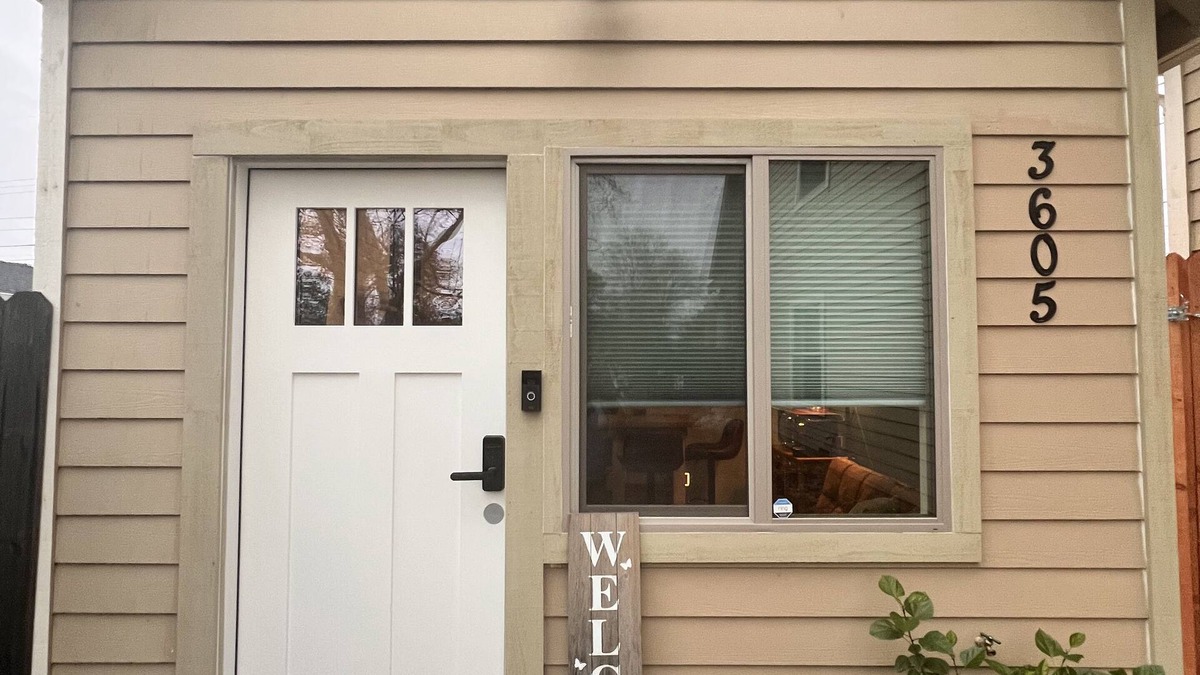 Southeastern Sacramento House | Cozy lil cottage in Sacramento with AC-HEAT, WiFi & a private backyard