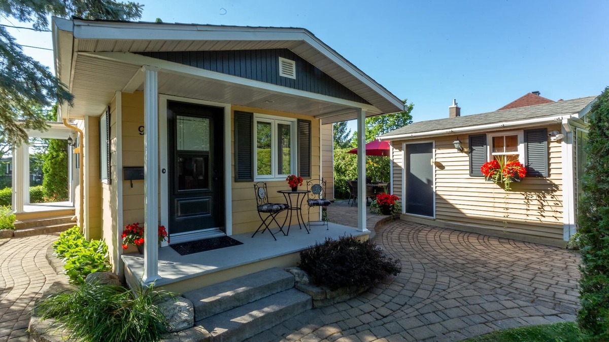 Mont-St-Hilaire House | Cozy little house next to Montreal with all the services and activities around.