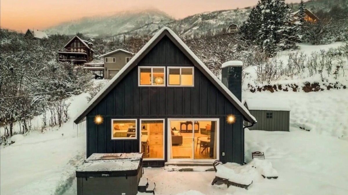 Midway Cabin | Cozy Little Cabin w/Hot Tubn