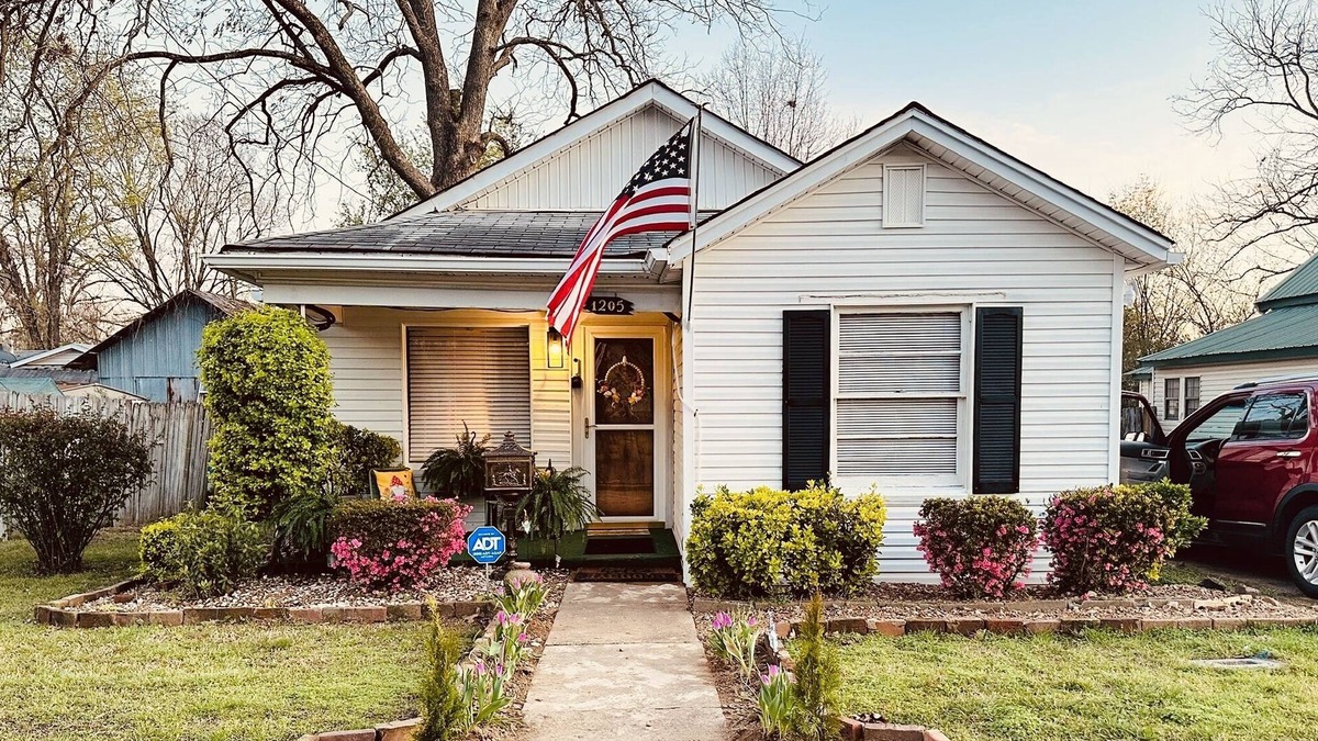 Searcy House | Cozy little cottage